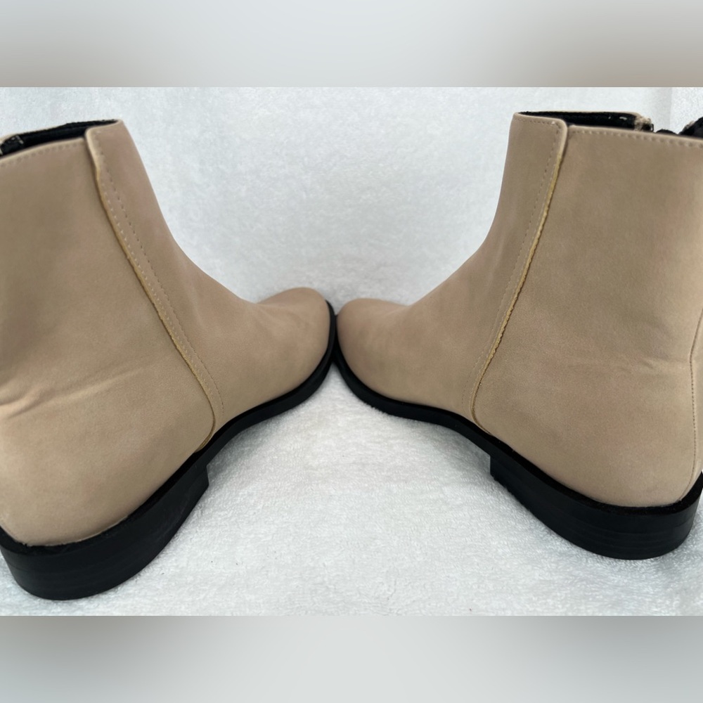 Amazon Essentials, light tan faux leather ankle boot - Picture 4 of 6